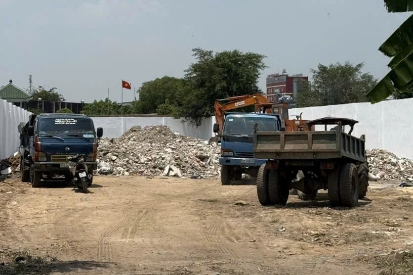 Bắt giam 6 người đổ trái phép gần 800 tấn chất thải ở TPHCM Bắt giam 6 người đổ trái phép gần 800 tấn chất thải ở TPHCM