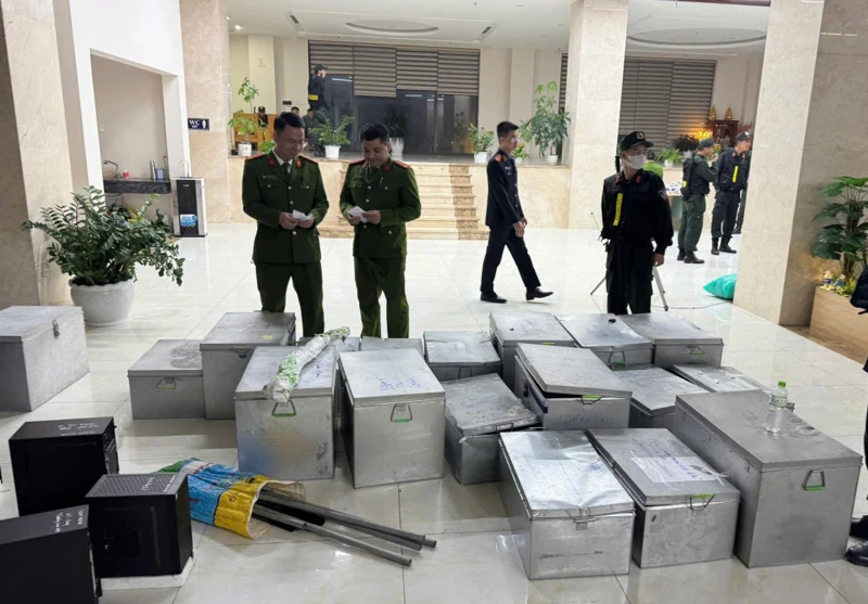 Bắt Giám đốc Công ty TNHH Quan Minh, thu giữ nhiều vũ khí quân dụng và ma túy Bắt Giám đốc Công ty TNHH Quan Minh, thu giữ nhiều vũ khí quân dụng và ma túy