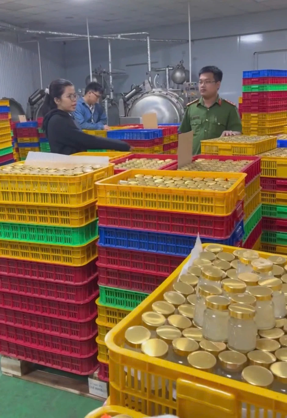 Bắt Giám đốc sản xuất, bán hơn 400.000 sản phẩm yến sào giả ở Tây Ninh Bắt Giám đốc sản xuất, bán hơn 400.000 sản phẩm yến sào giả ở Tây Ninh
