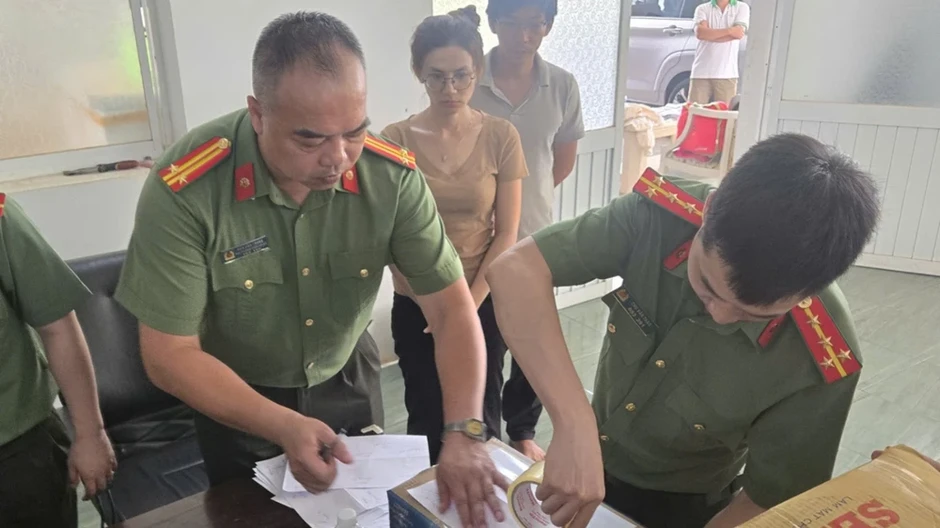 Bắt giam giám đốc doanh nghiệp, thu giữ gần 100 tấn quặng phóng xạ Bắt giam giám đốc doanh nghiệp, thu giữ gần 100 tấn quặng phóng xạ