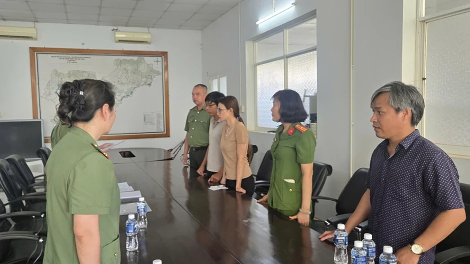 Bắt giam giám đốc doanh nghiệp, thu giữ gần 100 tấn quặng phóng xạ Bắt giam giám đốc doanh nghiệp, thu giữ gần 100 tấn quặng phóng xạ