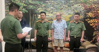 Bắt giam giám đốc doanh nghiệp, thu giữ gần 100 tấn quặng phóng xạ