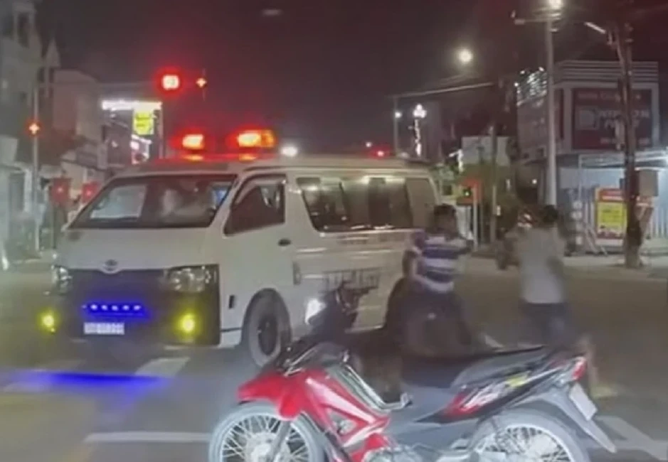 Bắt giam kẻ chặn đường, đuổi theo xe cứu thương suốt 10 km Bắt giam kẻ chặn đường, đuổi theo xe cứu thương suốt 10 km