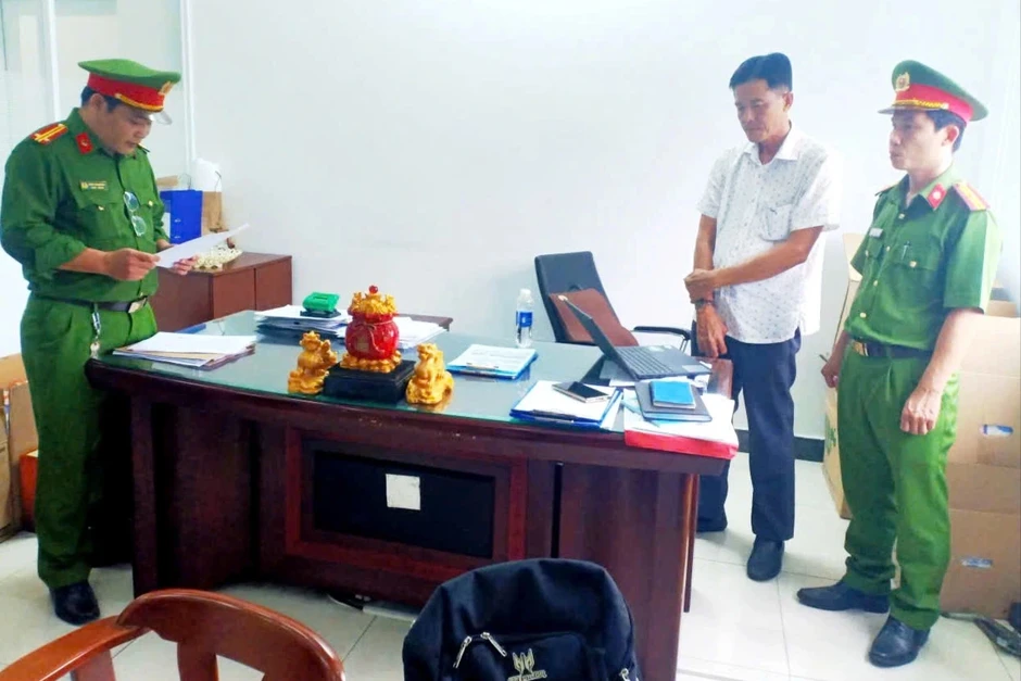 Bắt giam một phó giám đốc sai nhân viên chôn chất thải đặc biệt nguy hại Bắt giam một phó giám đốc sai nhân viên chôn chất thải đặc biệt nguy hại