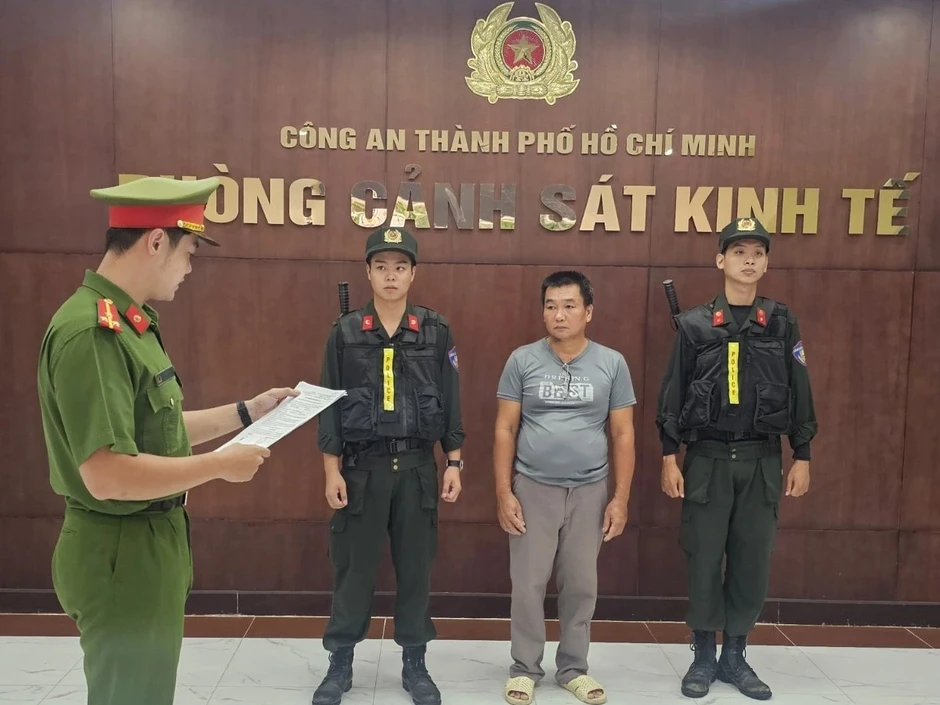Bắt giam người nuôi nhốt 3 con công lục ở TPHCM Bắt giam người nuôi nhốt 3 con công lục ở TPHCM