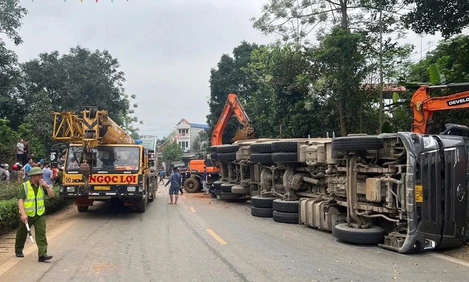 Bắt giam tài xế vụ lật xe đầu kéo khiến 2 phụ nữ tử vong ở Phú Thọ Bắt giam tài xế vụ lật xe đầu kéo khiến 2 phụ nữ tử vong ở Phú Thọ