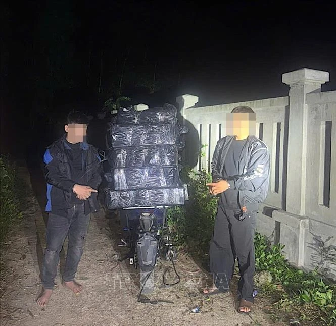 Bắt giữ 2 đối tượng vận chuyển 140 kg pháo lậu Bắt giữ 2 đối tượng vận chuyển 140 kg pháo lậu