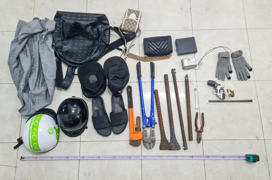 Bắt giữ 2 người trộm túi xách hàng hiệu, phát hiện thêm súng tự chế