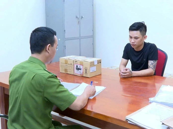 Bắt giữ 3 công nhân trộm cắp tài sản trị giá gần 3 , 7 tỉ đồng ở Hải Phòng Bắt giữ 3 công nhân trộm cắp tài sản trị giá gần 3 , 7 tỉ đồng ở Hải Phòng