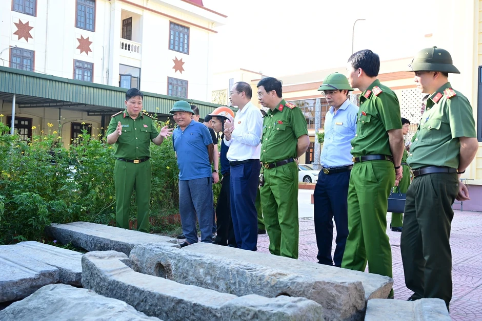 Bắt giữ 3 đối tượng trộm nhịp cầu đá cổ, thu hồi toàn bộ hiện vật Bắt giữ 3 đối tượng trộm nhịp cầu đá cổ, thu hồi toàn bộ hiện vật