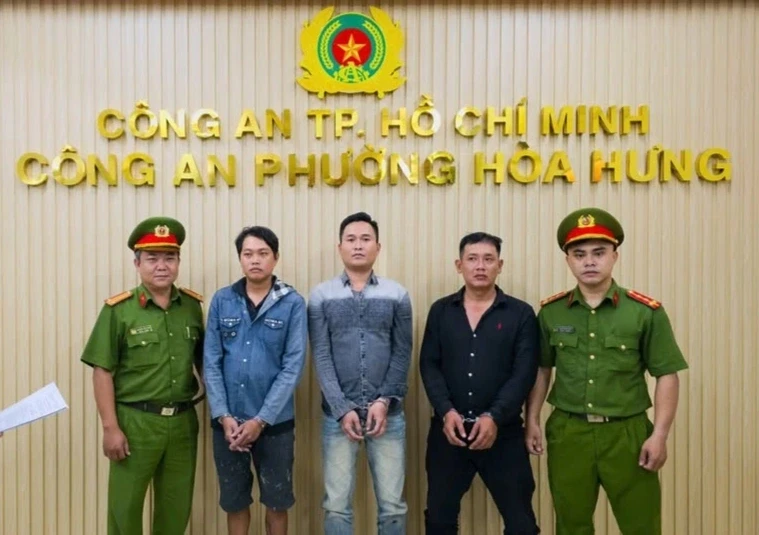 Bắt giữ 3 người đập phá, gây náo loạn trước quán cơm ở TPHCM Bắt giữ 3 người đập phá, gây náo loạn trước quán cơm ở TPHCM