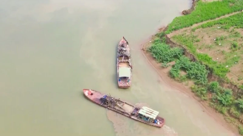 Bắt giữ 3 tàu khai thác cát trái phép trên sông Đồng Nai Bắt giữ 3 tàu khai thác cát trái phép trên sông Đồng Nai