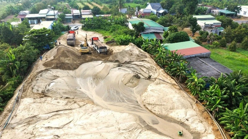 Bắt giữ 3 tàu khai thác cát trái phép trên sông Đồng Nai Bắt giữ 3 tàu khai thác cát trái phép trên sông Đồng Nai