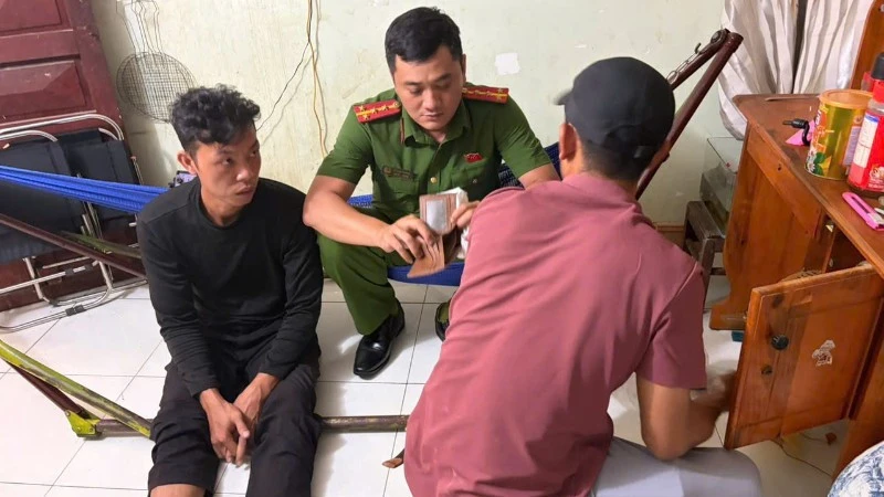 Bắt giữ 5 đối tượng tàng trữ và mua bán trái phép chất ma túy Bắt giữ 5 đối tượng tàng trữ và mua bán trái phép chất ma túy