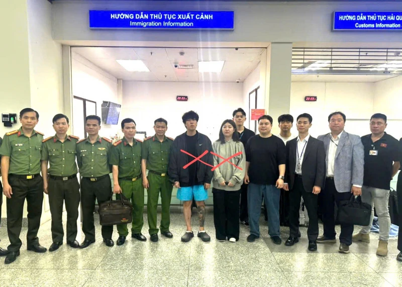 Bắt giữ, bàn giao 2 đối tượng truy nã đỏ của Interpol cho Hàn Quốc Bắt giữ, bàn giao 2 đối tượng truy nã đỏ của Interpol cho Hàn Quốc