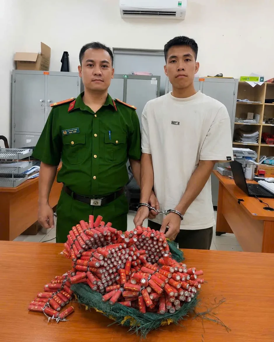 Bắt giữ đối tượng buôn bán pháo nổ trái phép Bắt giữ đối tượng buôn bán pháo nổ trái phép