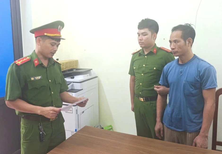 Bắt giữ đối tượng cầm dao chửi bới, thách thức công an rồi cố thủ trong nhà Bắt giữ đối tượng cầm dao chửi bới, thách thức công an rồi cố thủ trong nhà