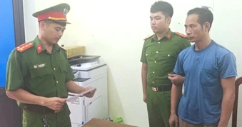Bắt giữ đối tượng cầm dao chửi bới, thách thức công an rồi cố thủ trong nhà