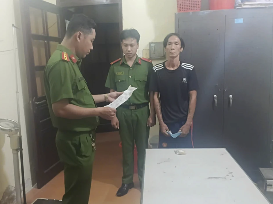 Bắt giữ đối tượng cầm kéo xông vào tiệm, cướp dây chuyền của thợ làm móng Bắt giữ đối tượng cầm kéo xông vào tiệm, cướp dây chuyền của thợ làm móng