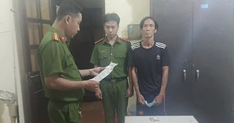 Bắt giữ đối tượng cầm kéo xông vào tiệm, cướp dây chuyền của thợ làm móng