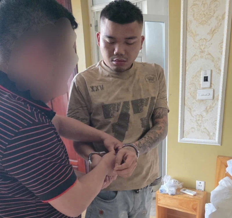 Bắt giữ đối tượng chém 3 người trong quán ăn đêm Bắt giữ đối tượng chém 3 người trong quán ăn đêm