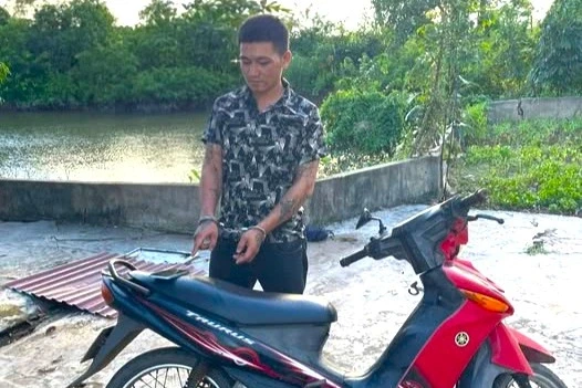 Bắt giữ đối tượng cướp điện thoại của cụ bà 91 tuổi Bắt giữ đối tượng cướp điện thoại của cụ bà 91 tuổi