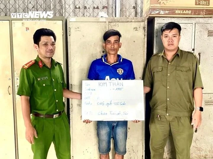 Bắt giữ đối tượng giật dây chuyền vàng của thiếu nữ ở TP.HCM Bắt giữ đối tượng giật dây chuyền vàng của thiếu nữ ở TP.HCM
