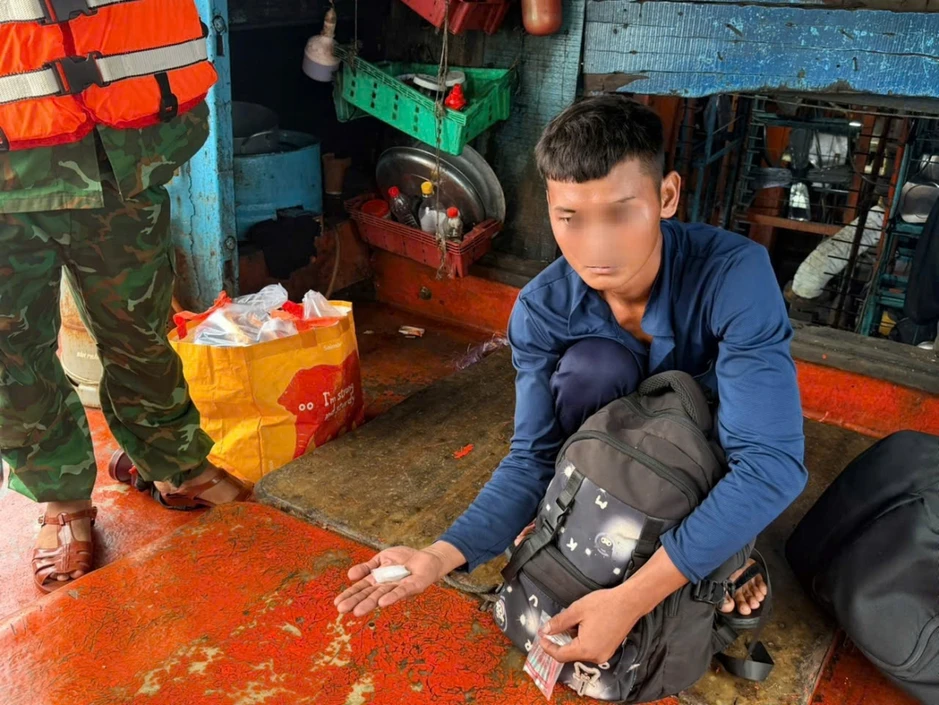 Bắt giữ đối tượng tàng trữ trái phép chất ma túy trên tàu cá