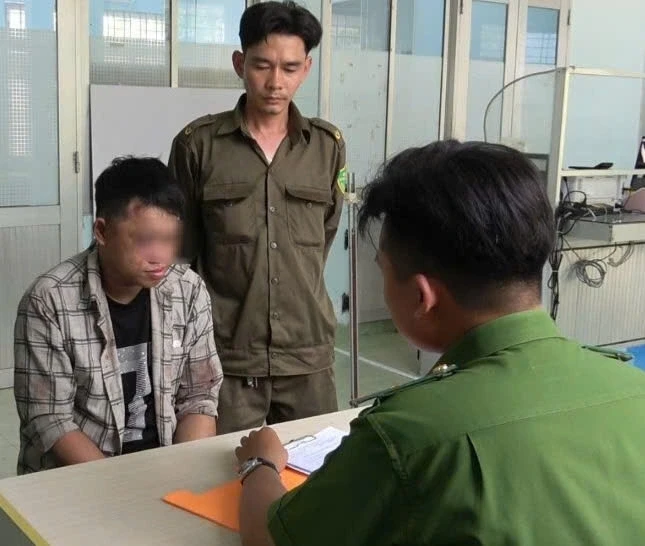 Bắt giữ đối tượng trốn cai nghiện, mang theo vật nghi là súng Bắt giữ đối tượng trốn cai nghiện, mang theo vật nghi là súng