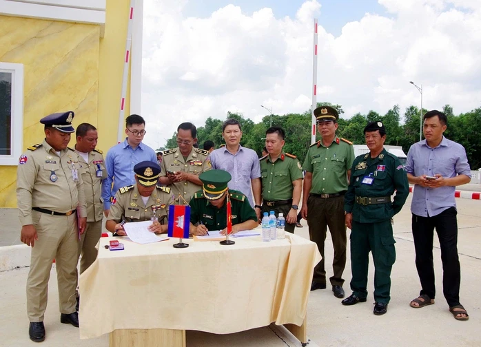 Bắt giữ đối tượng truy nã đặc biệt trong số 127 công dân được Campuchia trao trả Bắt giữ đối tượng truy nã đặc biệt trong số 127 công dân được Campuchia trao trả