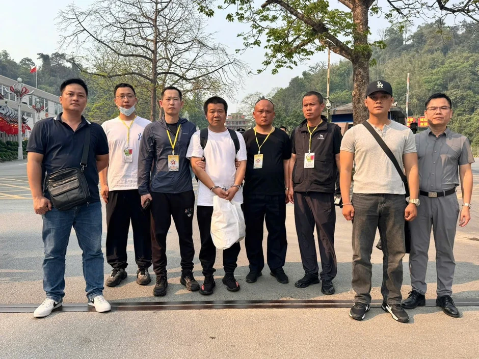 Bắt giữ đối tượng truy nã quốc tế người Trung Quốc lẩn trốn tại Đà Nẵng Bắt giữ đối tượng truy nã quốc tế người Trung Quốc lẩn trốn tại Đà Nẵng