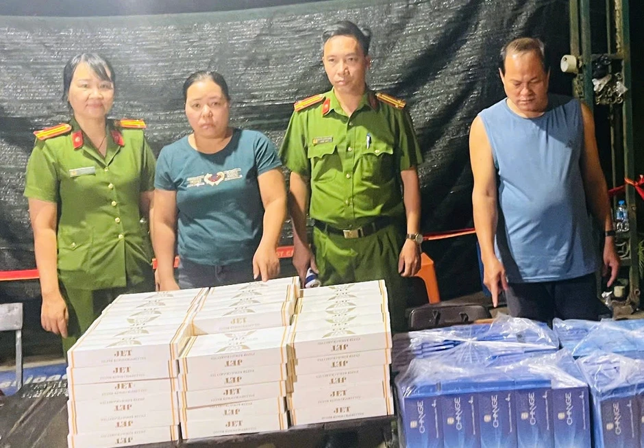 Bắt giữ đối tượng vận chuyển hàng nghìn bao thuốc lá lậu qua TP. Huế Bắt giữ đối tượng vận chuyển hàng nghìn bao thuốc lá lậu qua TP. Huế