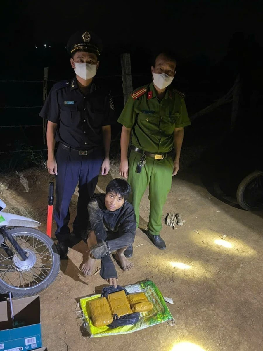 Bắt giữ đối tượng vận chuyển ma túy từ Lào về Việt Nam Bắt giữ đối tượng vận chuyển ma túy từ Lào về Việt Nam