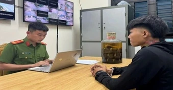Bắt giữ nam thanh niên vận chuyển bình rượu ngâm rắn hổ mang chúa