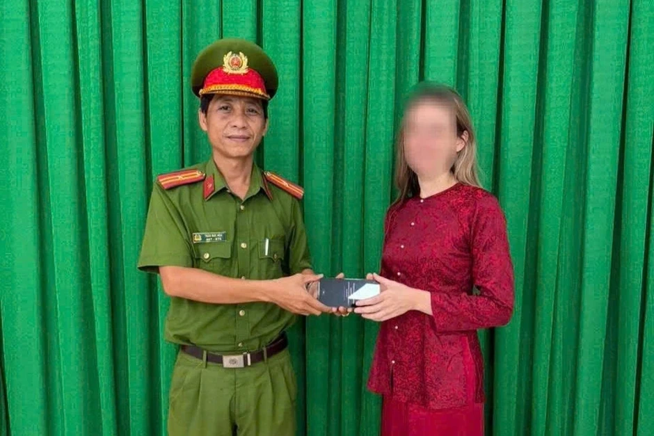 Bắt giữ 2 thanh niên giật điện thoại của du khách Nga ở Vũng Tàu Bắt giữ 2 thanh niên giật điện thoại của du khách Nga ở Vũng Tàu