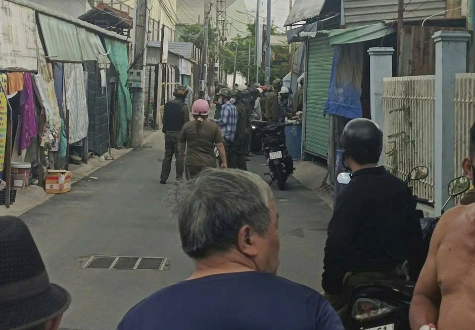 Bắt giữ người đàn ông chém bạn nhậu rồi cố thủ trong phòng trọ Bắt giữ người đàn ông chém bạn nhậu rồi cố thủ trong phòng trọ