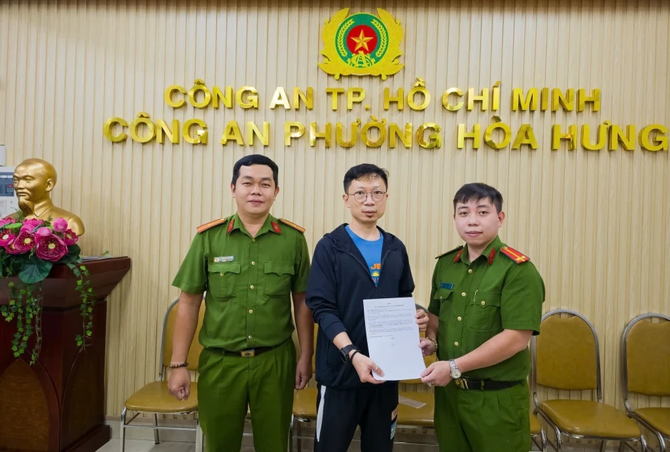 Bắt giữ người đàn ông lục ví khách ngoại quốc say rượu ngủ bên đường Bắt giữ người đàn ông lục ví khách ngoại quốc say rượu ngủ bên đường