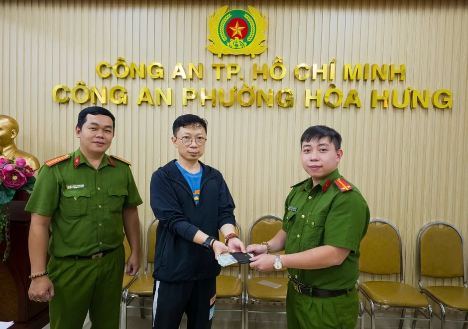 Bắt giữ người đàn ông lục ví khách ngoại quốc say rượu ngủ bên đường Bắt giữ người đàn ông lục ví khách ngoại quốc say rượu ngủ bên đường