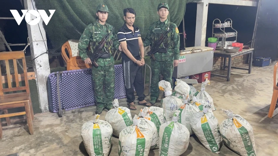 Bắt giữ người đàn ông vận chuyển trái phép vật liệu nổ ở Quảng Ngãi Bắt giữ người đàn ông vận chuyển trái phép vật liệu nổ ở Quảng Ngãi