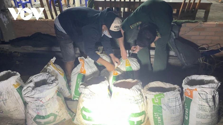 Bắt giữ người đàn ông vận chuyển trái phép vật liệu nổ ở Quảng Ngãi Bắt giữ người đàn ông vận chuyển trái phép vật liệu nổ ở Quảng Ngãi