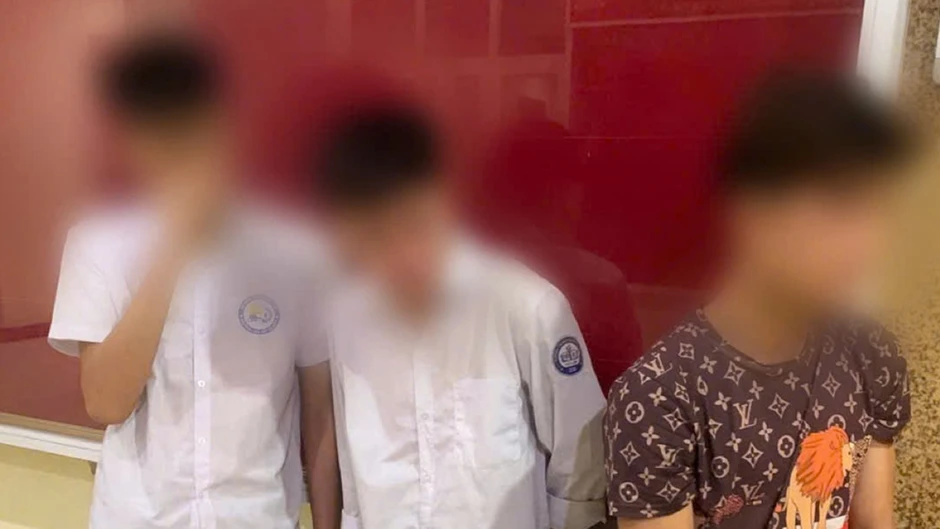 Bắt giữ nhóm thanh thiếu niên mang hung khí gây rối trật tự công cộng ở Hà Nội Bắt giữ nhóm thanh thiếu niên mang hung khí gây rối trật tự công cộng ở Hà Nội