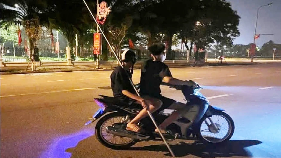 Bắt giữ nhóm thanh thiếu niên mang hung khí gây rối trật tự công cộng ở Hà Nội Bắt giữ nhóm thanh thiếu niên mang hung khí gây rối trật tự công cộng ở Hà Nội