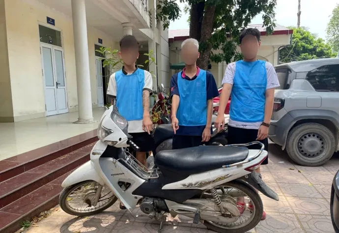 Bắt giữ nhóm thiếu niên manh động dùng “hung khí” cướp xe máy lúc rạng sáng Bắt giữ nhóm thiếu niên manh động dùng “hung khí” cướp xe máy lúc rạng sáng