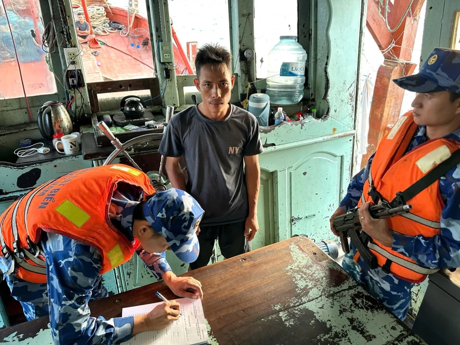 Bắt giữ tàu cá có dấu hiệu vi phạm quy định chống khai thác hải sản bất hợp pháp Bắt giữ tàu cá có dấu hiệu vi phạm quy định chống khai thác hải sản bất hợp pháp