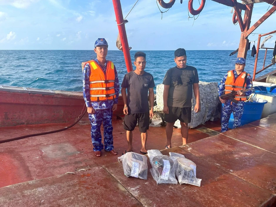 Bắt giữ tàu cá có dấu hiệu vi phạm quy định chống khai thác hải sản bất hợp pháp Bắt giữ tàu cá có dấu hiệu vi phạm quy định chống khai thác hải sản bất hợp pháp