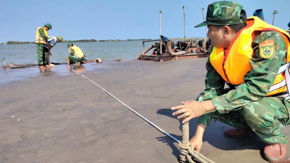 Bắt giữ tàu sắt chở cát chưa rõ nguồn gốc ở Vĩnh Long Bắt giữ tàu sắt chở cát chưa rõ nguồn gốc ở Vĩnh Long