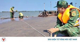 Bắt giữ tàu sắt chở cát chưa rõ nguồn gốc ở Vĩnh Long