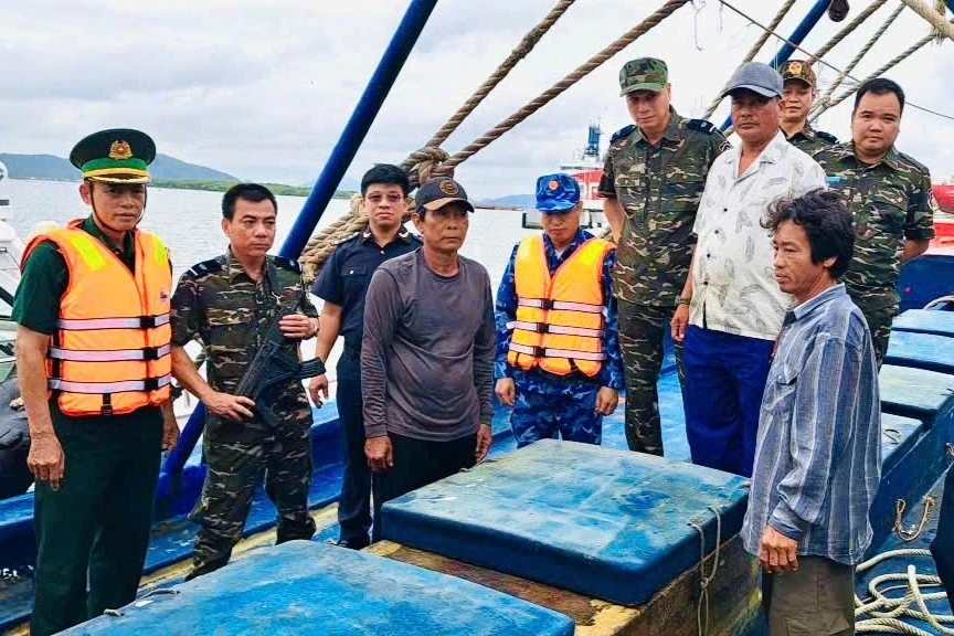 Bắt giữ tàu vận chuyển 30.000 lít dầu DO không rõ nguồn gốc trên biển Bắt giữ tàu vận chuyển 30.000 lít dầu DO không rõ nguồn gốc trên biển