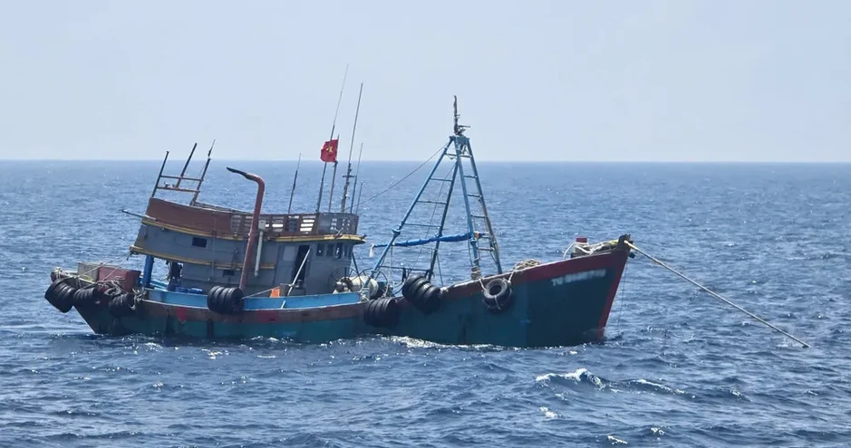 Bắt giữ tàu vận chuyển trái phép 130.000 lít dầu trên vùng biển Cà Mau Bắt giữ tàu vận chuyển trái phép 130.000 lít dầu trên vùng biển Cà Mau