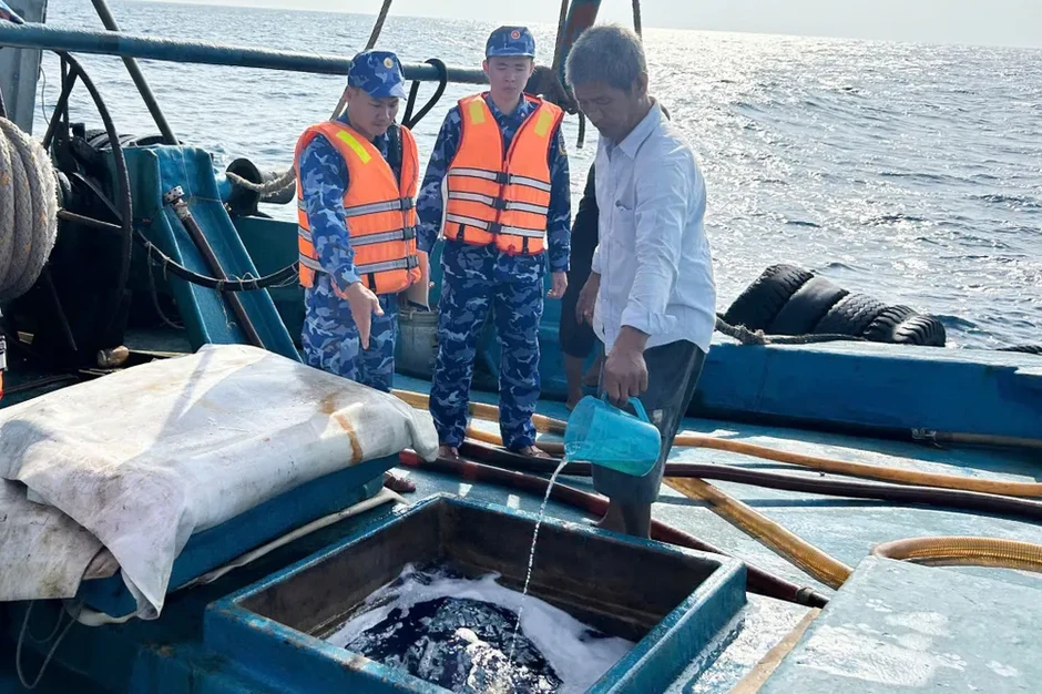 Bắt giữ tàu vận chuyển trái phép 130.000 lít dầu trên vùng biển Cà Mau Bắt giữ tàu vận chuyển trái phép 130.000 lít dầu trên vùng biển Cà Mau